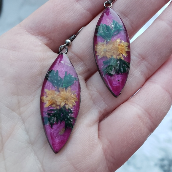 Vintage 60's-70's OOAK Lucite Floral Earrings - Picture 4 of 5